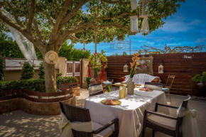 Venetian Hill House by 